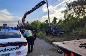 Conductor fallece al chocar contra un poste en la carretera Tulum-Playa del Carmen