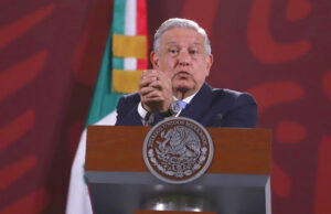 AMLO acusa campaña financiada por Claudio X. González para “atorar” los trabajos del Tren Maya