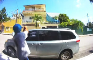 Hombre balea vivienda en Playa del Carmen