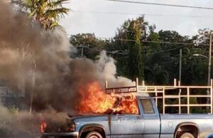 Cortocircuito provoca incendio de camioneta