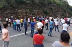 Normalistas de Hecelchakán bloquean la carretera Mérida – Campeche