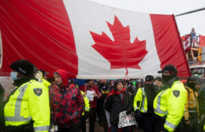 Antivacunas de Canadá ponen a niños como barrera ante el avance policial