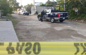 Ejecutan a hombre y abandonan su cuerpo en un terreno baldío de Cancún