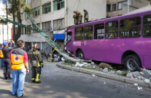 Reportan 21 heridos tras choque entre camión y tres autos sobre División del Norte