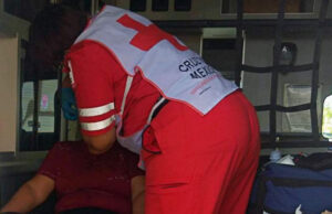 Mujer sufre lesiones al estrellarse contra una ambulancia en Cancún