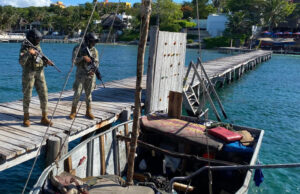 Aparece embarcación hechiza de presuntos migrantes cubanos en muelle de hotel en Isla Mujeres