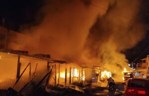 Se incendian locales en el mercado central de Acapulco, Guerrero