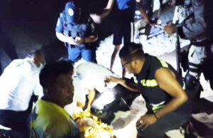 Rescatistas salvan a un hombre en Playa Delfines