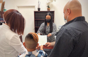 Niño mexicano transgénero recibe del Consulado acta de nacimiento con su nuevo nombre