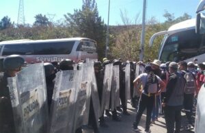 Normalista y elementos de la GN se enfrentan en la caseta de Palo Alto