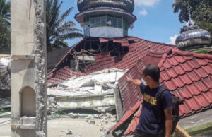Rescatistas buscan a cuatro aldeanos tras el terremoto en Indonesia