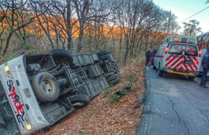 Volcadura de camión de pasajeros deja 18 heridos en Villa del Carbón