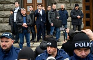 Ultras prorrusos atacan a primer ministro búlgaro con bolas de nieve