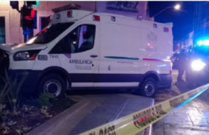 Ambulancia embiste a vehículo particular en calles del centro de Mérida