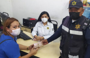 Policía apoya a mujer que perdió documentos y cartera