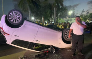 Mujer provoca accidente contra dos autos estacionados, cerca del Palacio Municipal de Playa del Carmen