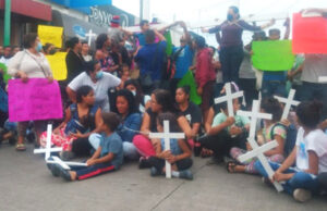 Migrantes se encadenan y cosen sus labios para exigir visas