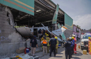 Mueren tres personas y cuatro más quedan lesionadas, tras desplome de avioneta en Bodega Aurrera de Temixco