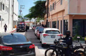 Atacan a balazos a dos policías de investigación