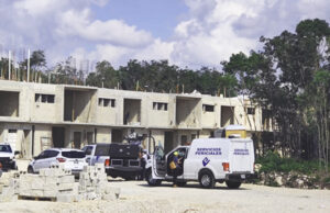 Policías intensifican operativo para encontrar cuerpos en una obra de Cancún