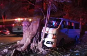 Combi choca contra un árbol; hay nueve estudiantes lesionados en Yucatán