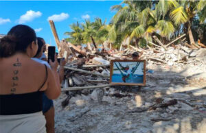 Policías desalojan restaurante en playa de Holbox por supuesta orden de Profepa