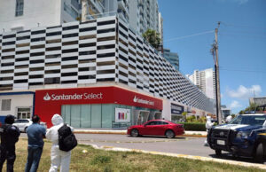 Asaltan a balazos a un hombre afuera de un cajero en la avenida Bonampak, en Cancún