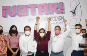 Candidatos a la gubernatura reciben constancias del IEQROO