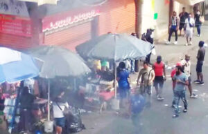 Migrantes violentan a comerciantes en un mercado de Tapachula