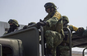 Grupo armado secuestra a dos mujeres militares en Puerto Vallarta