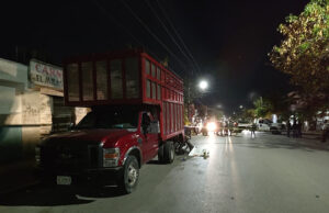 Fallece motociclista al impactarse contra una camioneta de carga en Cancún