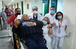 Especialistas del IMSS salvan ojo de aficionado lesionado en batalla campal