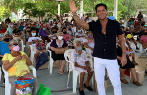 Roberto Palazuelos busca ganarse respeto de los adultos mayores