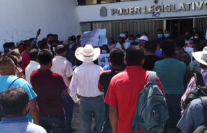 Pobladores protestan en el Congreso al quedar fuera de programas sociales