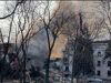 Rescatan a supervivientes del bombardeo en el teatro en Mariupol