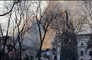 Rescatan a supervivientes del bombardeo en el teatro en Mariupol