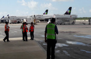 Transportistas se pelean por los pasajeros en el aeropuerto de Cancún