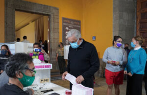 López Obrador vota en la consulta de revocación de mandato