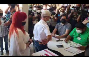 Layda Sansores acude a emitir su voto