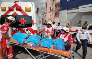 Accidente vehicular deja dos personas muertas, tras ser arrolladas por esperar el transporte colectivo