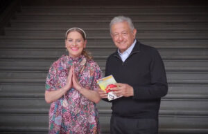AMLO y Beatriz Gutiérrez leen un libro a niños en su día