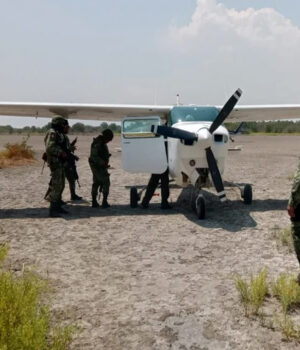 Ejército intercepta narcoavioneta cargada con más de 300 kilogramos de cocaína en Chiapas