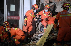 Rescatistas buscan a decenas de personas atrapadas entre los escombros, tras derrumbe de edificio en China