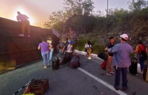 Camión de pasajeros vuelca en la Escárcega- Chetumal; hay 11 lesionados