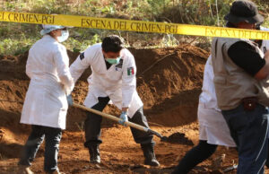 Encuentran 15 cuerpos en fosa clandestina en Guanajuato; dos de ellos ya fueron identificados