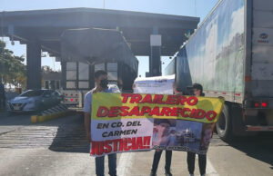 Familiares de trailero desaparecido protestan en el Puente del Zacatal