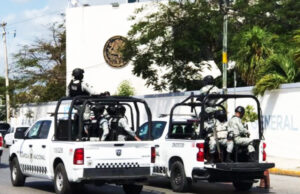 Aseguran a dos hombres con armas de fuego en la carretera Cancún-Leona Vicario