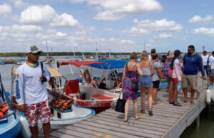 Turistas disfrutan última semana de vacaciones en Quintana Roo