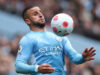 Captan a estrella del Manchester City cuando orinaba la pared de un hotel