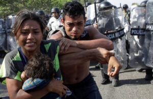 Migrantes ‘liberan’ a 45 extranjeros que serían deportados por el INM